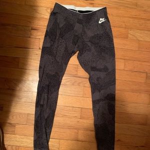 Small Nike Workout Leggings -Grey & Black Pattern